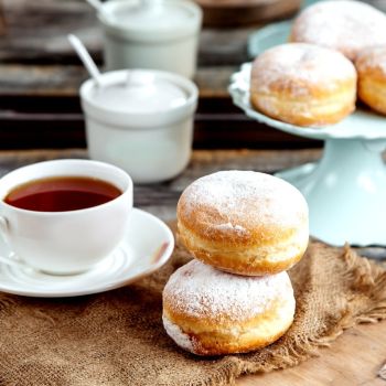 ciambelle di crema pasticcera zuccherate polvere e te nero